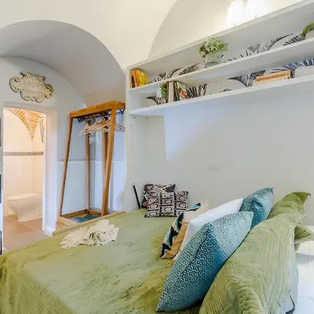 Busdraghi Studio, A Stylish Along Via Fillungo アパート ルッカ